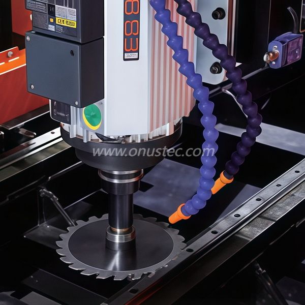 Professionelles industrielles 4-Achsen-Portal-CNC-Profilbearbeitungszentrum aus Aluminium